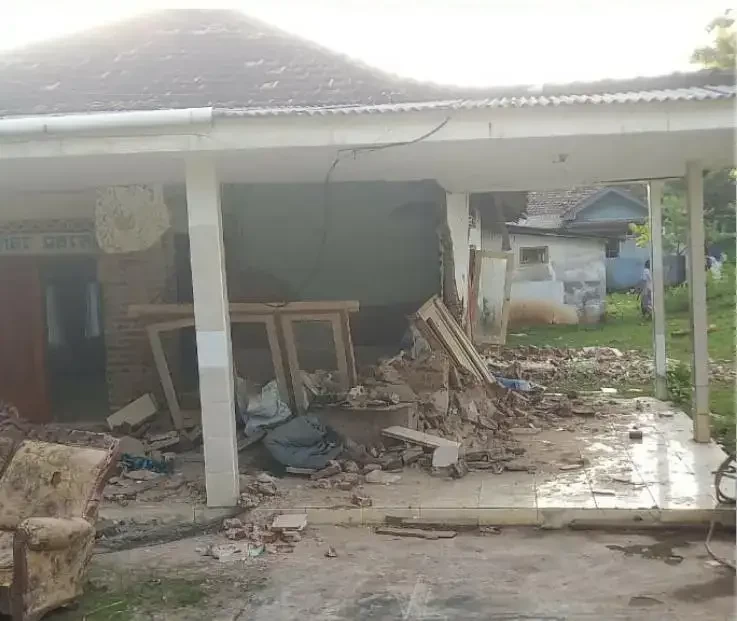 Kondisi rumah terdampak gempa di wilayah Kabupaten Gresik Jawa Timur, Jumat 22 Maret 2024. (Foto: BPBD Kabupaten Gresik)