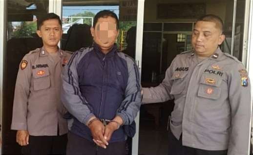Pelaku curanmor asal Probolinggo diamankan anggota Polsek Mangaran Situbondo. (Foto: Dok. Polsek Mangaran Situbondo)