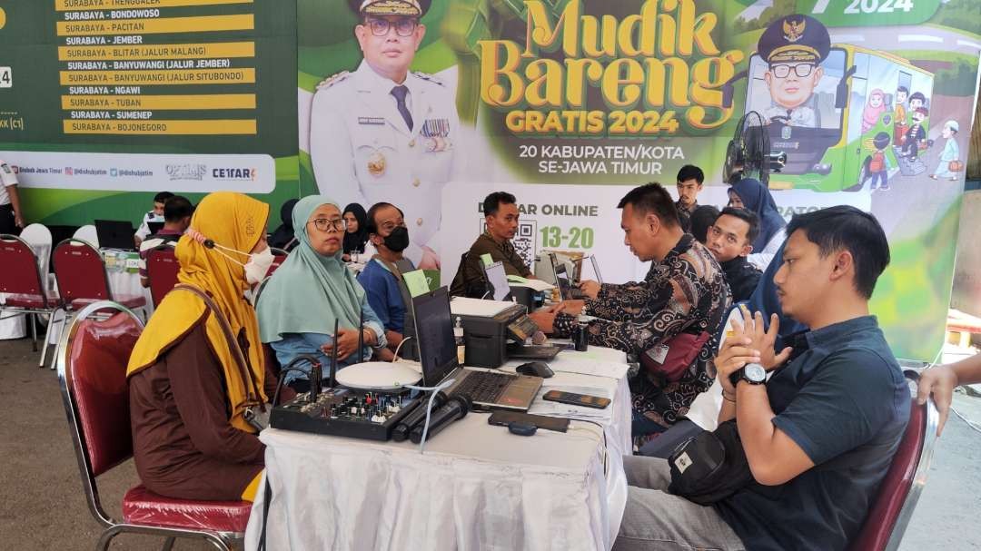 Warga mendaftar program mudik gratis di Kantor Dishub Jatim, Surabaya, Minggu 24 Maret 2024. (Foto: Fariz Yarbo/Ngopibareng.id)