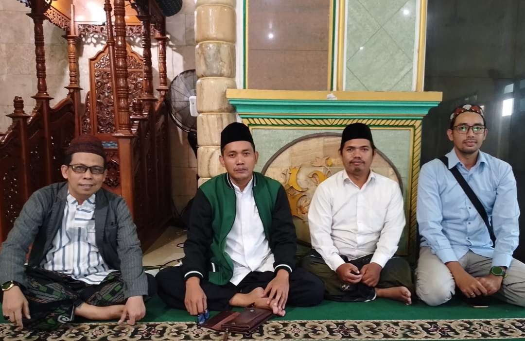 Ketua ISNU Sidoarjo, Dr Sholehuddin bersama KH Durrul Izza Al Fatawi, Pengasuh Pesantren Pertanian, Krian Sidoarjo. (Foto:dok/ngopibareng.id)
