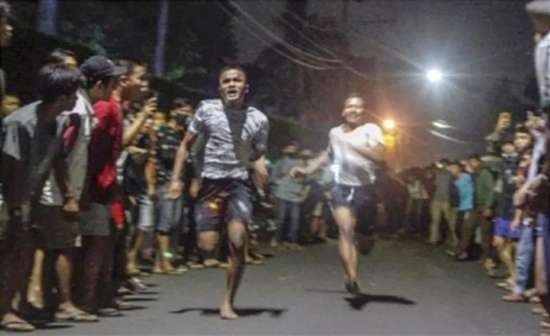 Kalangan remaja di Situbondo dan Bondowoso menunggu waktu sahur dengan melakukan kegiatan lomba balapan lari selama puasa Ramadan 1445 H/ 2024 M. (Foto: Istimewa Tangkapan Layar)