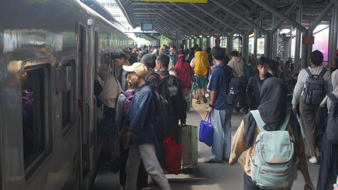 Penumpang kereta api dari KAI Daop 8 Surabaya. (Foto: Pita Sari/Ngopibareng.id)