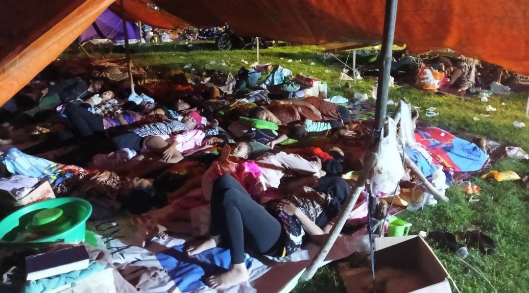 Puluhan ribu warga Bawean masih belum berani tinggal di rumah, memilih mengungsi di tenda-tenda darurat yang terbuat dari terpal seadanya. (Foto:Gusdurian)