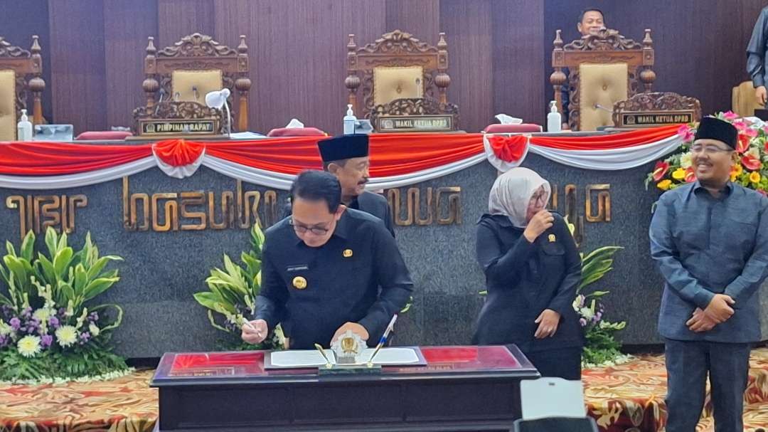 Pj (Penjabat) Gubernur Jawa Timur Adhy Karyono, saat menandatangani berita acara LKPJ Provinsi Jawa Timur tahun anggaran 2023, Senin 25 Maret 2024. (Foto: Julianus Palermo/Ngopibareng.id)