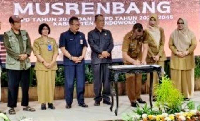 Pj Bupati Bondowoso Bambang Soekwanto menandatangani rancangan RKPD 2025 dan RPJPD 2025-2045 dalam Musrenbang di Pendapa  Raden Bagus Assra, Senin 25 Maret 2024.(Foto: Guido/Ngopibareng.id)