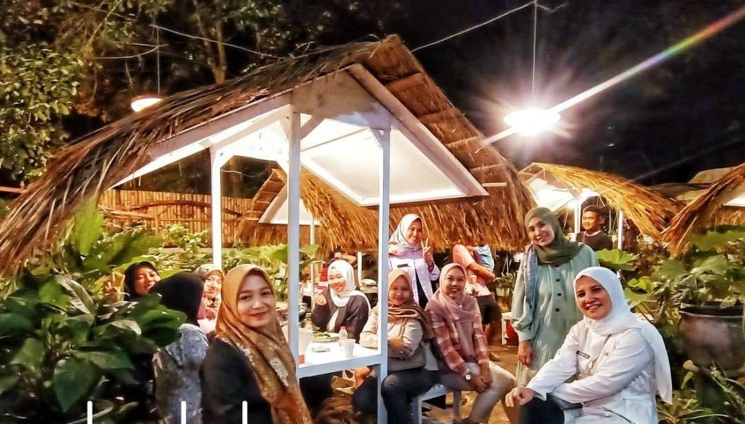 Sejumlah pengunjung menikmati keasrian Warung Sego Lodeh Cokro 21 usai berbuka bersama. (Foto: Istimewa)