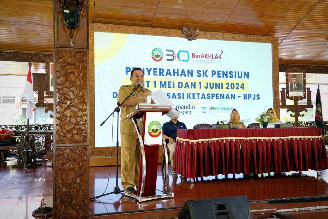 Bupati Blora Arief Rohman saat menyampaikan sambutan dalam acara penyerahan SK Pensiun Pegawai Pemkab Blora. (Foto: Dok Pemkab Blora)