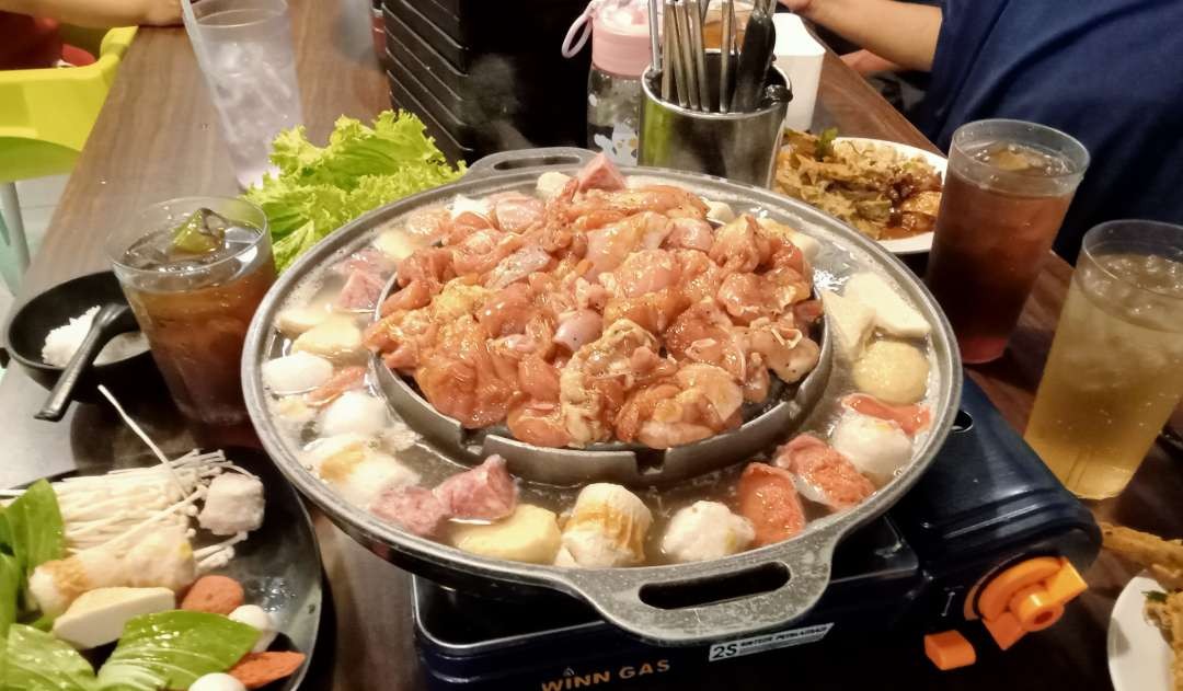 Restoran ala Korea Sogogi Shabu Gril menawarkan sistem makan shabu sepuasnya atau All You Can Eat (AYCE). ( Foto:  Asmanu Sudarso/Ngopibareng.id)