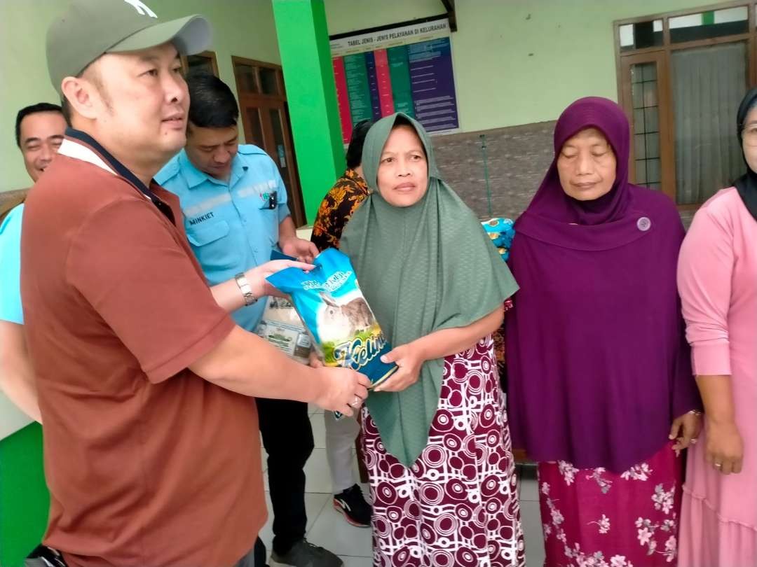 Dirut PT BJB Yuwie Santoso saat menyerahkan bantuan beras kepada warga di Kelurahan Kedungasem, Kecamatan Wonoasih, Kota Probolinggo. (Foto: Ikhsan Mahmudi/Ngopibareng.id).