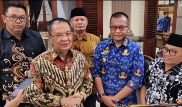 Ketua DPRD Ahmad Dhafir dan Pj Bupati Bambang Soekwanto didampingi tiga Wakil Ketua DPRD Bondowoso di Pendapa Bupati Raden Bagus Assra Bondowoso.(Foto:Guido/Ngopibareng.id)