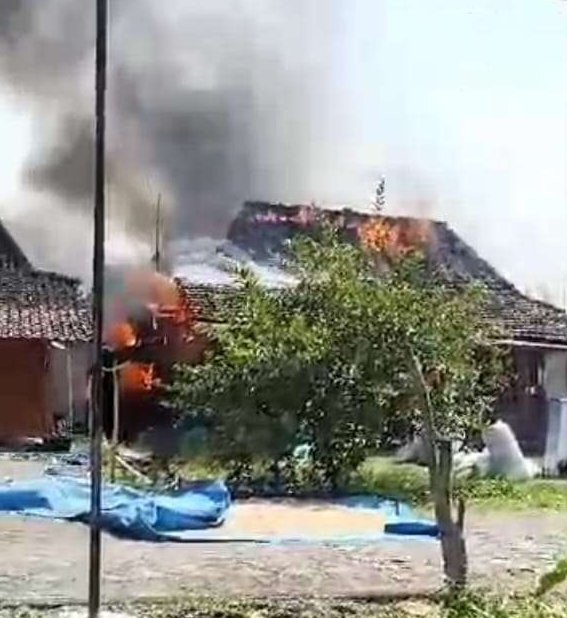 Kebakaran rumah di Dusun/Desa/Kecamatan Gayam, Kabupaten Bojonegoro pada Selasa 26 Maret 2024. (Foto: tangkapan layar)