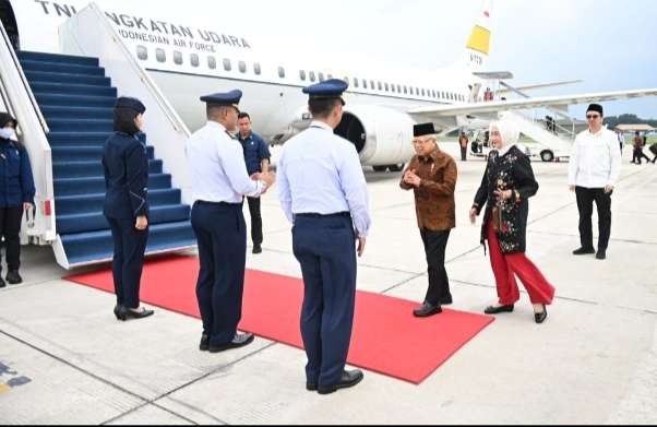 Wapres Ma'ruf Amin bersama Ibu Wury meninggalkan Lanud TNI AU Halim Perdanakusuma menuju Pontianak. (Foto: Setwapres)