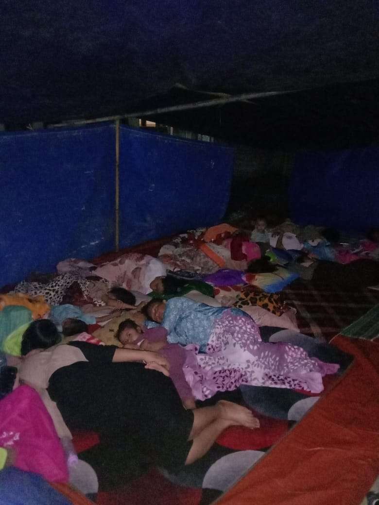 Warga Pulau Bawean di Desa Suwari, Kecamatan Sangkapura, Kabupaten Gresik, yang tidur di tenda pasca gempa. (Foto: dok. warga Suwari/ngopibareng.id)