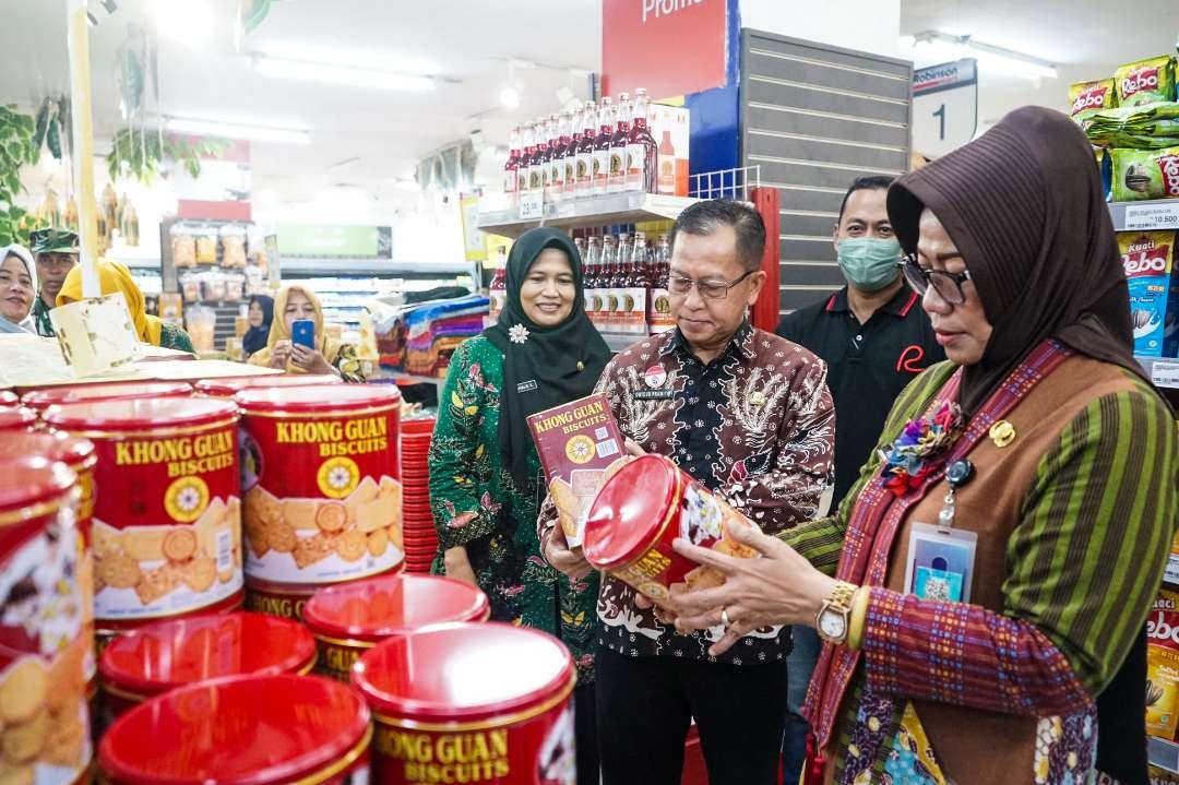 Sekda Kabupaten Sidoarjo sidak mamin (makanan dan minuman) di supermarket. (Foto: Aini Arifin/Ngopibareng.id)