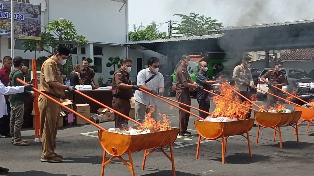Proses pemusnahan barang bukti dengan cara dibakar (Foto: Rusdi/Ngopibareng.id)