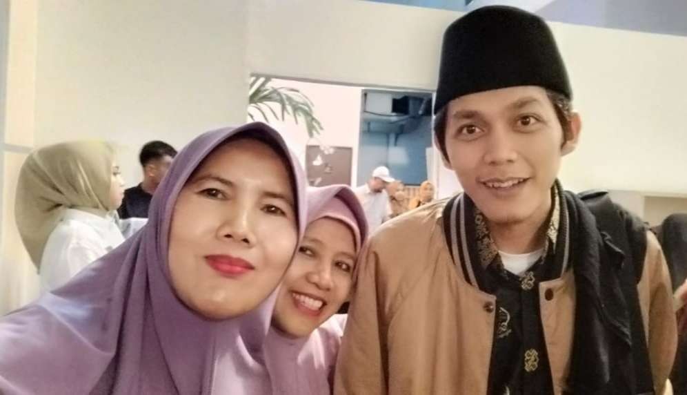Gus Iqdam dari Blitar, saat bertemu aktivis Muslimat NU Jawa Timur, Ning Hj. Faridatul Hanum saat menjalani ibadah umrah bulan Ramadan. (Foto:dok/ngopibareng.id)