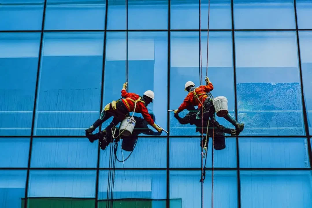 Bekerja sebagai pembersih kaca gedung yang tinggi penuh risiko tinggi, tapi tetap dilakoni demi tanggung jawab pada keluarga. (Foto: Pexels)