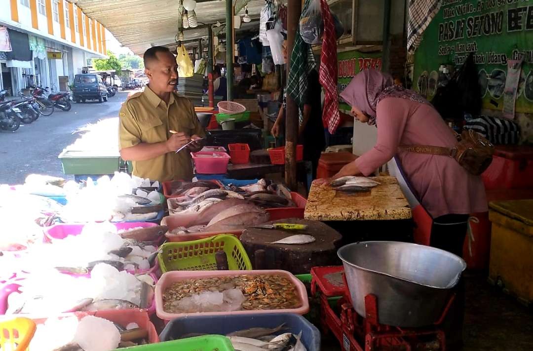 Dinas Ketahanan Pangan dan Pertanian (DKPP) secara rutin menggelar monitoring harian harga komoditas di Pasar Setono Betek (Foto: Istimewa)