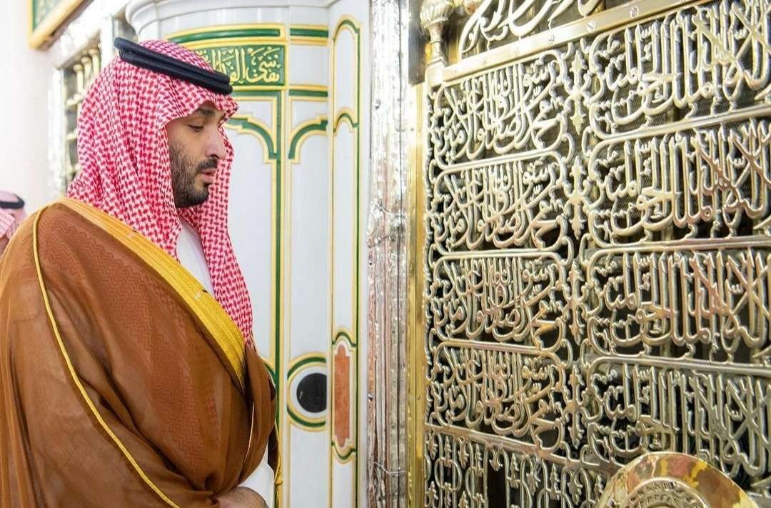 Pangeran Muhammad bin Salman di depan makam Rasulullah SAW di Raudlah, kompleks Masjid Nabawi, Madinah. (Foto:dok/ngopibareng.id)