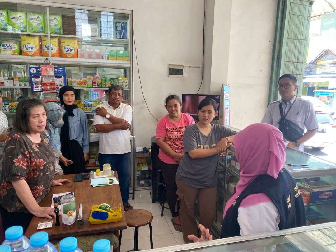 Sejumlah petugas saat inspeksi di salah satu apotek di Kota Kediri. (Foto: Fendhy Plesmana/Ngopibareng.id)