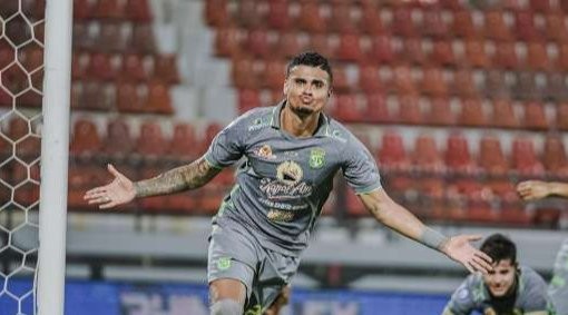 Yan Victor berhasil membawa Persebaya menang atas rival bebuyutannya, Arema FC, dalam laga Super Derbi Jatim. (Foto: Persebaya.id)