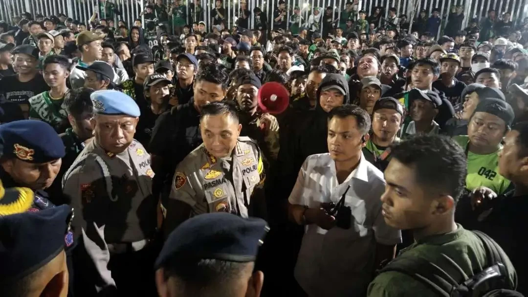Ratusan Bonek saat didampingi oleh jajaran Polrestabes Surabaya. (Foto: Fariz Yarbo/Ngopibareng.id)
