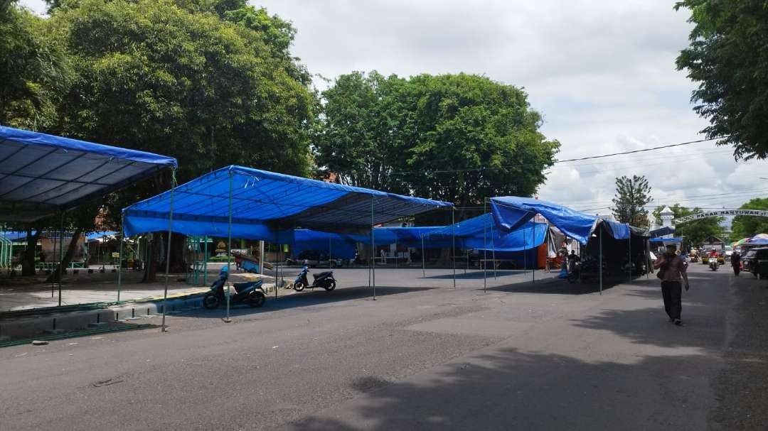 Tenda untuk pelaksanaan Pasar Ramadan mulai dipasang di sekitar Taman Blambangan Banyuwangi (Foto: Muh Hujaini/Ngopibareng.id)