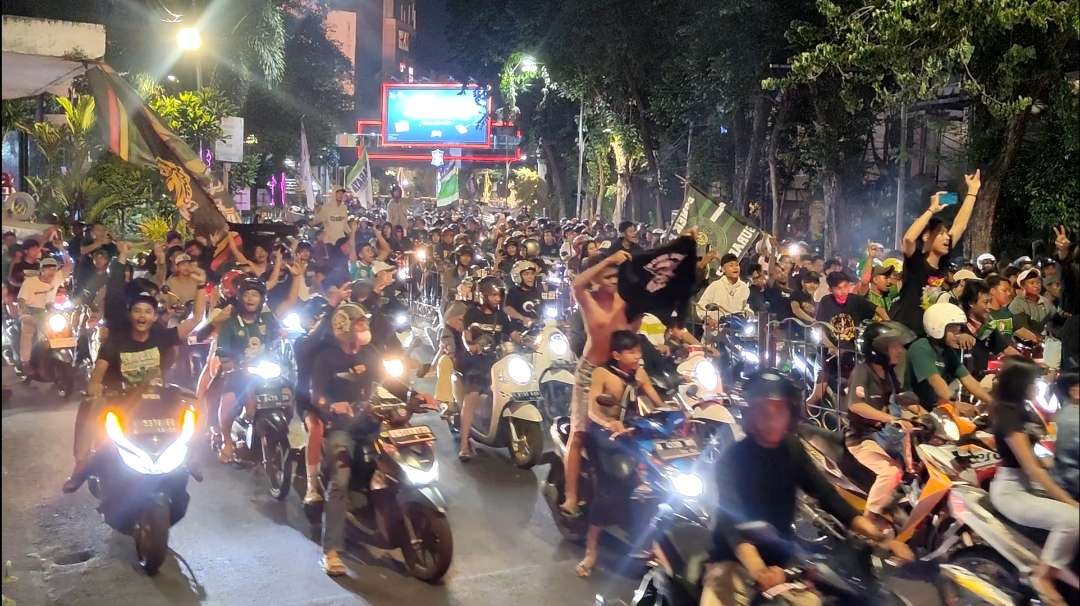 Ribuan Bonek Mania konvoi keliling Surabaya pasca kemenangan Persebaya atas Arema, Rabu 27 Maret 2024. (Foto: Fariz Yarbo/Ngopibareng.id)