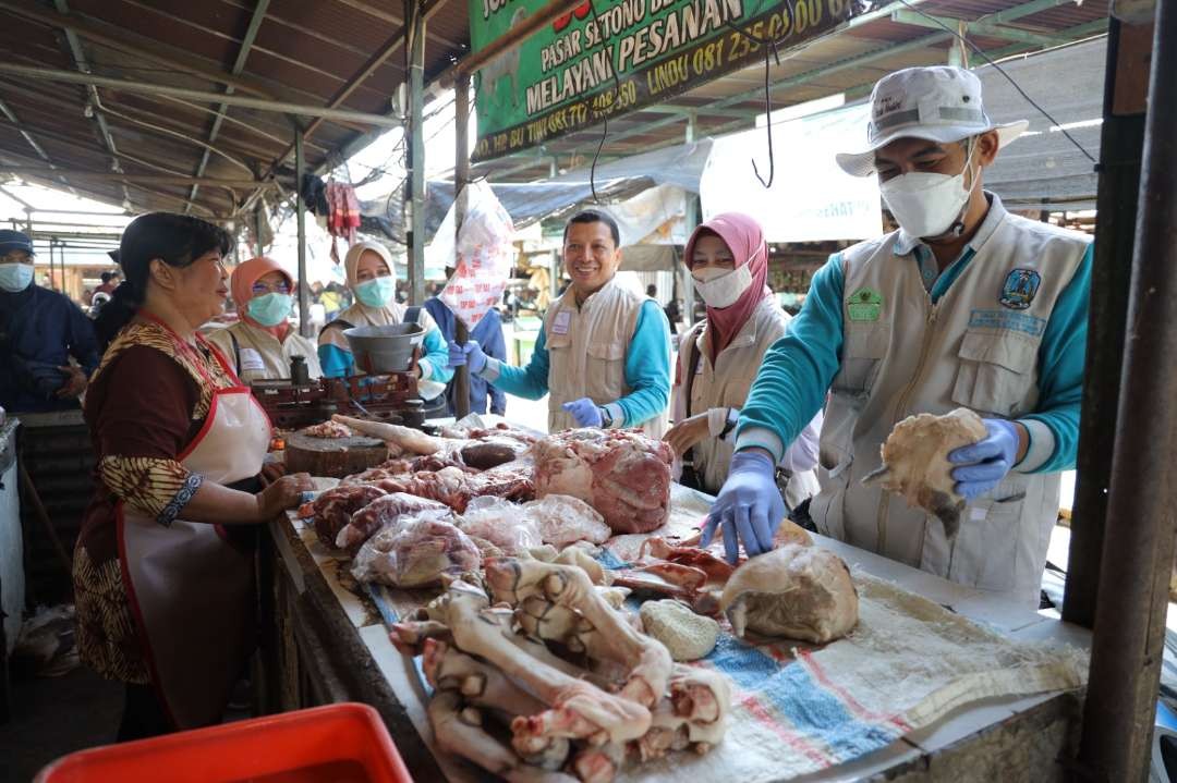 Sidak Pasar, DKPP Kota Kediri Pastikan Daging Yang Dijual Pedagang Aman, Sehat, Utuh dan Halal (istimewa)