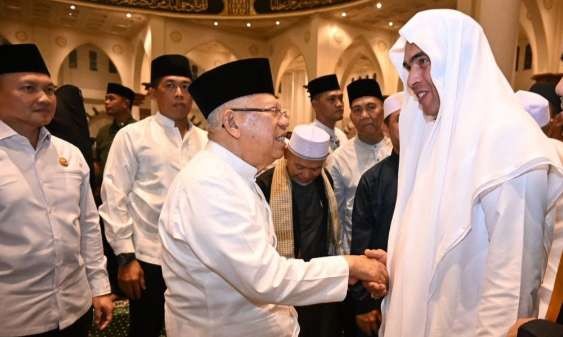 Wapres KH Ma'ruf Amin tiba di Masjid Raya Mujahidin disambut Ketua Dewan Kemakmuran Masjid Johni Hasan, Ketua MUI Kalimantan Barat Basri Har, dan Ketua Yayasan Mujahidin Kasri. (Foto: Setwapres).