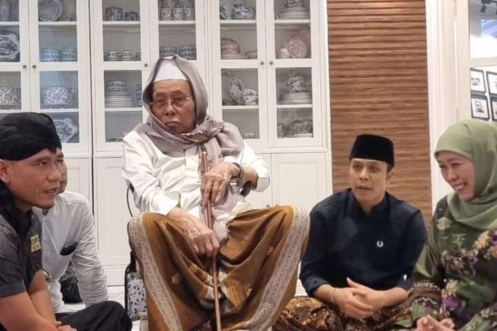 KH Nurul Huda Djazuli, Pengasuh Pondok Pesantren Al-Falah Ploso Mojo Kediri, bersama para tamunya. (Foto:dok/ngopibareng.id)
