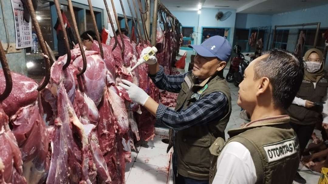 Kepala Dinas Pertanian dan Pangan Banyuwangi Arief Setyawan mengecek Tingkat keasaman daging sapi yang dijual di pasar Blambangan (Foto: Muh Hujaini/Ngopibareng.id)