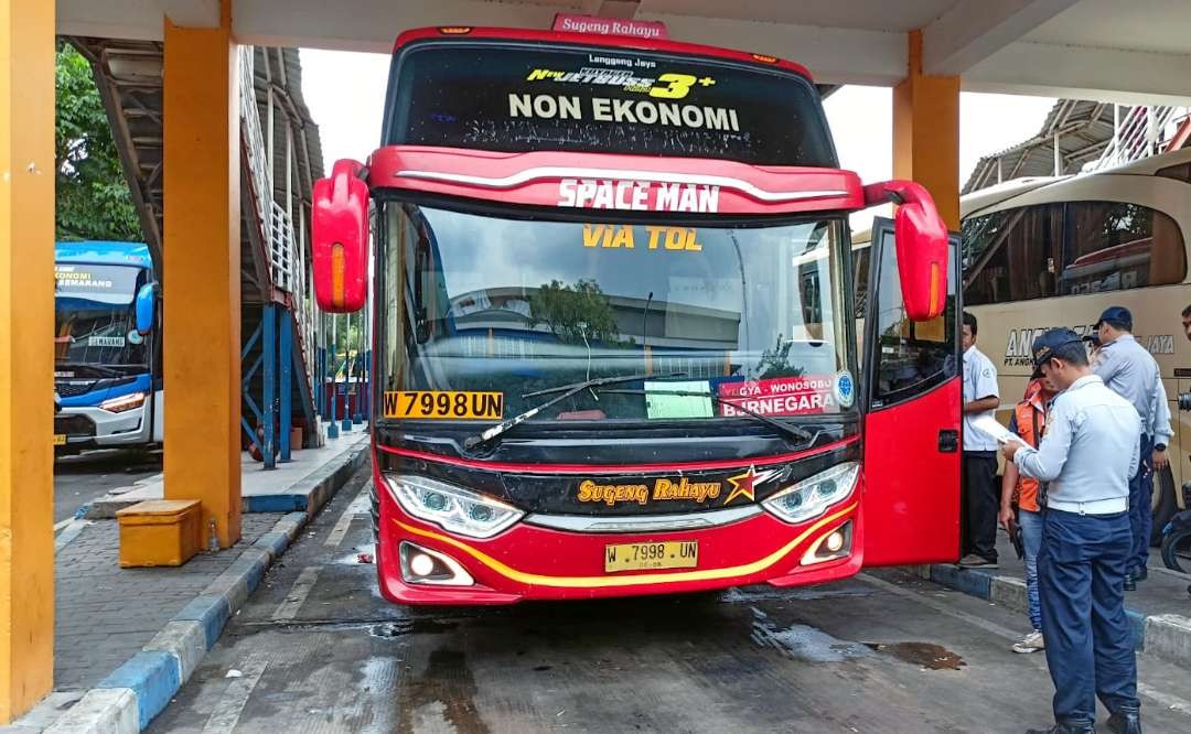 Petugas terminal Purabaya saat melakukan ramp cek bus. (Foto: Aini Arifin/Ngopibareng.id)