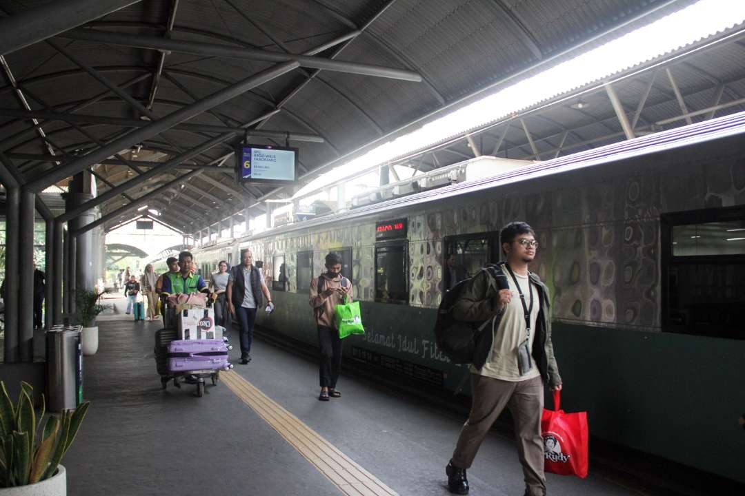 Suasana keberangkatan pelanggan KAI dari Stasiun Gubeng Surabaya, jelang libur akhir pekan, Kamis 28 Maret 2024. (Foto: KAI Daop 8 Surabaya)