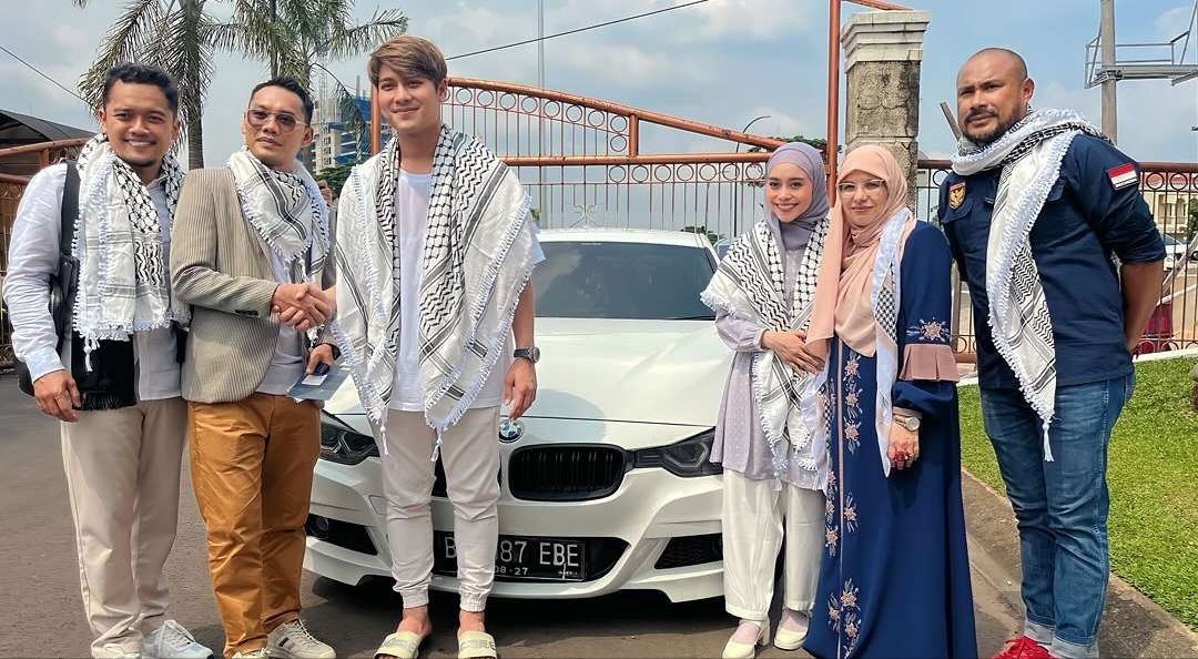 Rizky Billar ditemani sang istri, Lesti, menyerahkan uang hasil lelang mobil pertamanya, BMW untuk Palestina. (Foto: Instagram @rizkybillar)