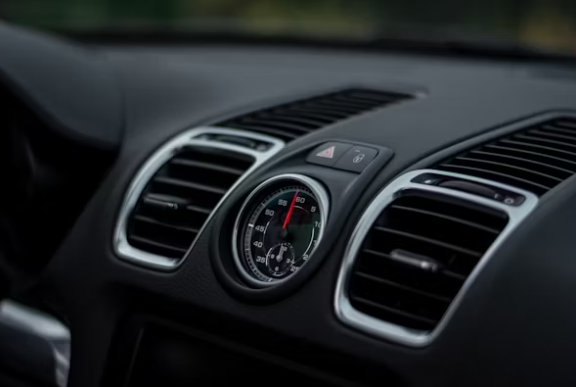 Menyalakan pendingin atau AC di dalam mobil juga berpotensi menyebabkan keracunan gas bagi penumpangnya. Berikut sejumlah tips mencegah keracunan. (Foto ilustrasi: Unsplash)