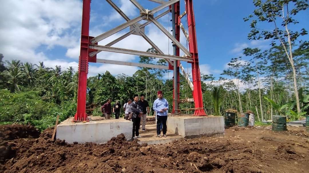 Anggota DPR RI Sumail Abdullah mengecek progres pembangunan jembatan gantung di Desa Bulusari, Banyuwangi (Foto: Muh Hujaini/Ngopibareng.id)