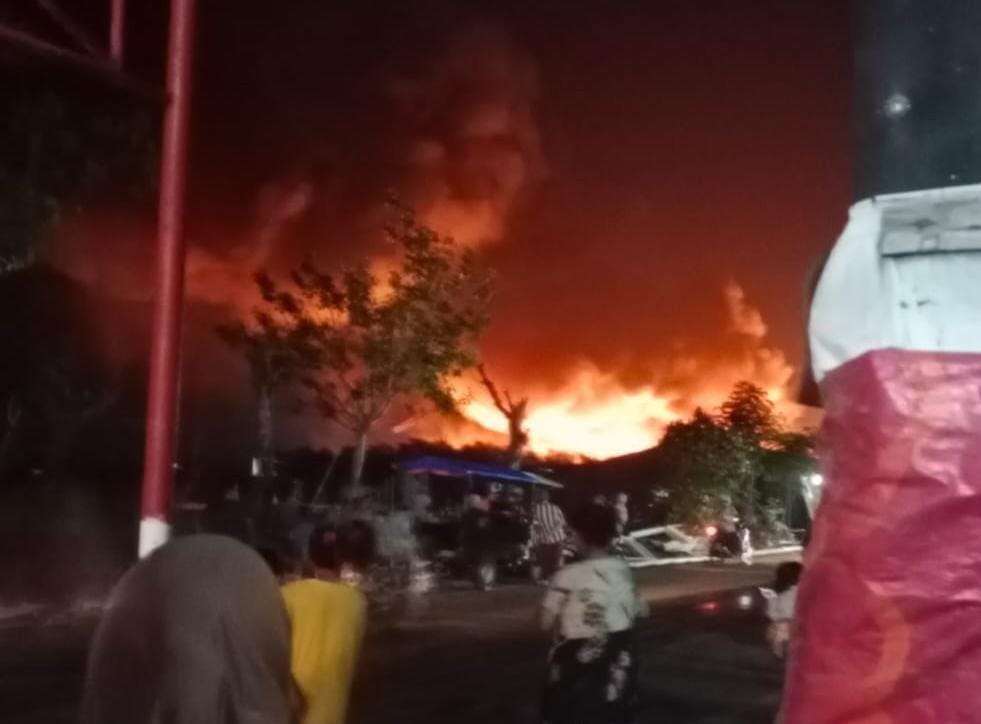 Gudang barang bekas (rongsokan) Jalan Ikan Tongkol, Kota Probolinggo terbakar. (Foto: Ikhsan Mahmudi/Ngopibareng.id)