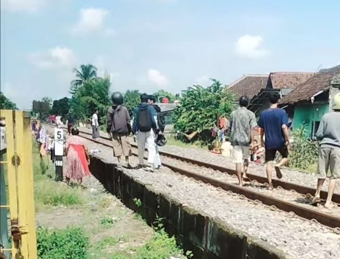 Warga saat berbondong-bondong mendekati pelajar yang tewas tertabrak kereta api di Jember, Jawa Timur. (Foto: Istimewa)