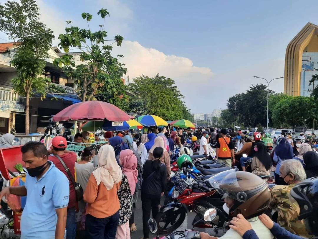 Suasana berburu takjil di Pasar Karmen Surabaya selama Ramadhan berlangsung. (Foto: Pita Sari/Ngopibareng.id)