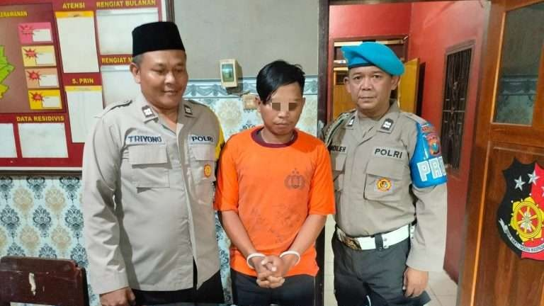 Pria berinisial F, yang ditangkap anggota Polsek Purwosari, karena menyimpan dan menjual bahan peledak mercon. (Foto: dok. Polres Pasuruan)