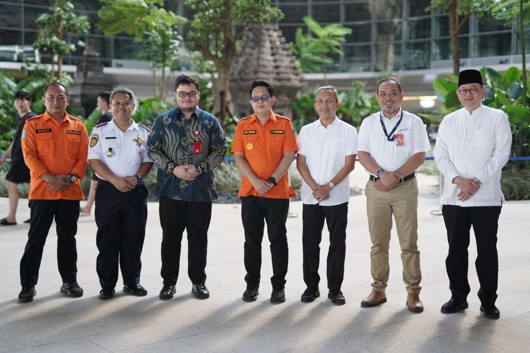 Bupati Kediri Hanindhito Himawan Pramana mendampingi Penjabat (Pj) Gubernur Jawa Timur Adhy Karyono melakukan kunjungan ke Bandara Internasional Dhoho Kediri (Foto: Istimewa)