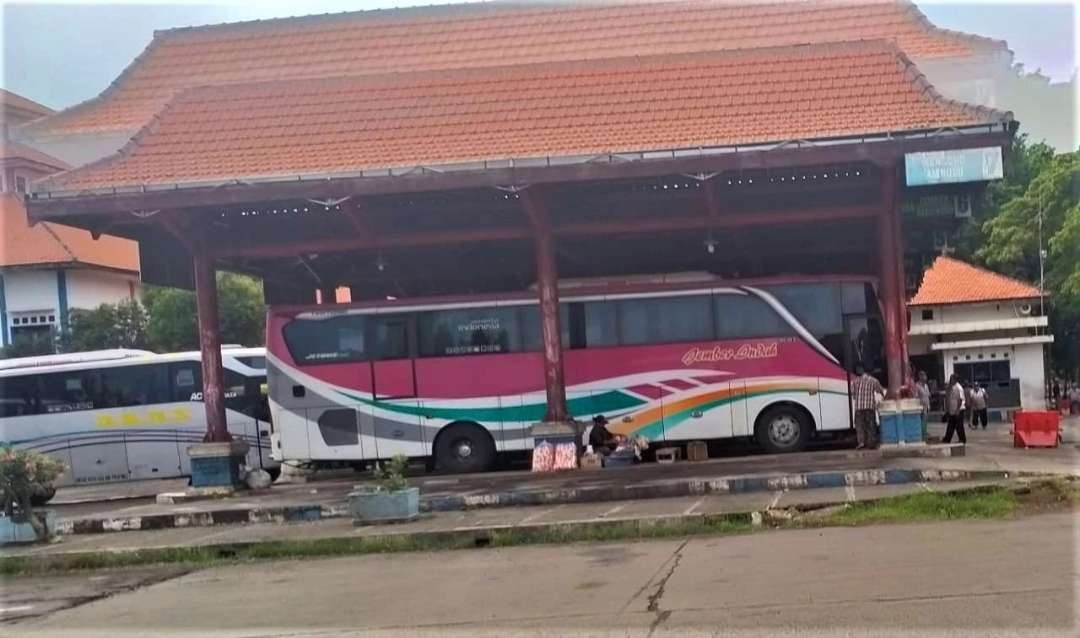 Bus-bus di Terminal Bayuangga, Kota Probolinggo di-ramp check menjelang lebaran. (Foto: Ikhsan Mahmudi/Ngopibareng.id)