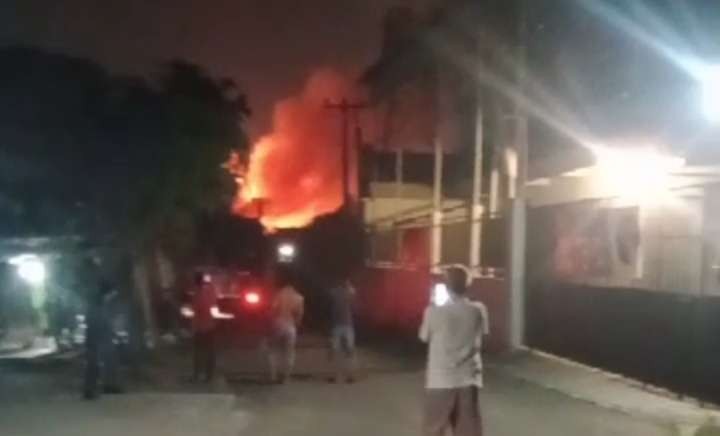 Gudang amunisi milik Kodam Jaya di Bekasi terbakar, api terpantau dari radius 3 kilometer. (Foto: Istimewa)