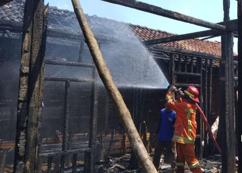 Petugas Pemadam Kebakaran Tuban melakukan upaya pemadaman rumah yang terbakar (dok. Damkar Tuban)