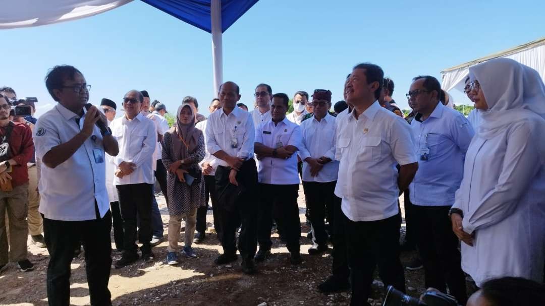 Menteri KKP Sakti Wahyu Trenggono dan Bupati Banyuwangi Ipuk Fiestiandani melihat lokasi pembangunan Kalamo (foto: Muh Hujaini/Ngopibareng.id)