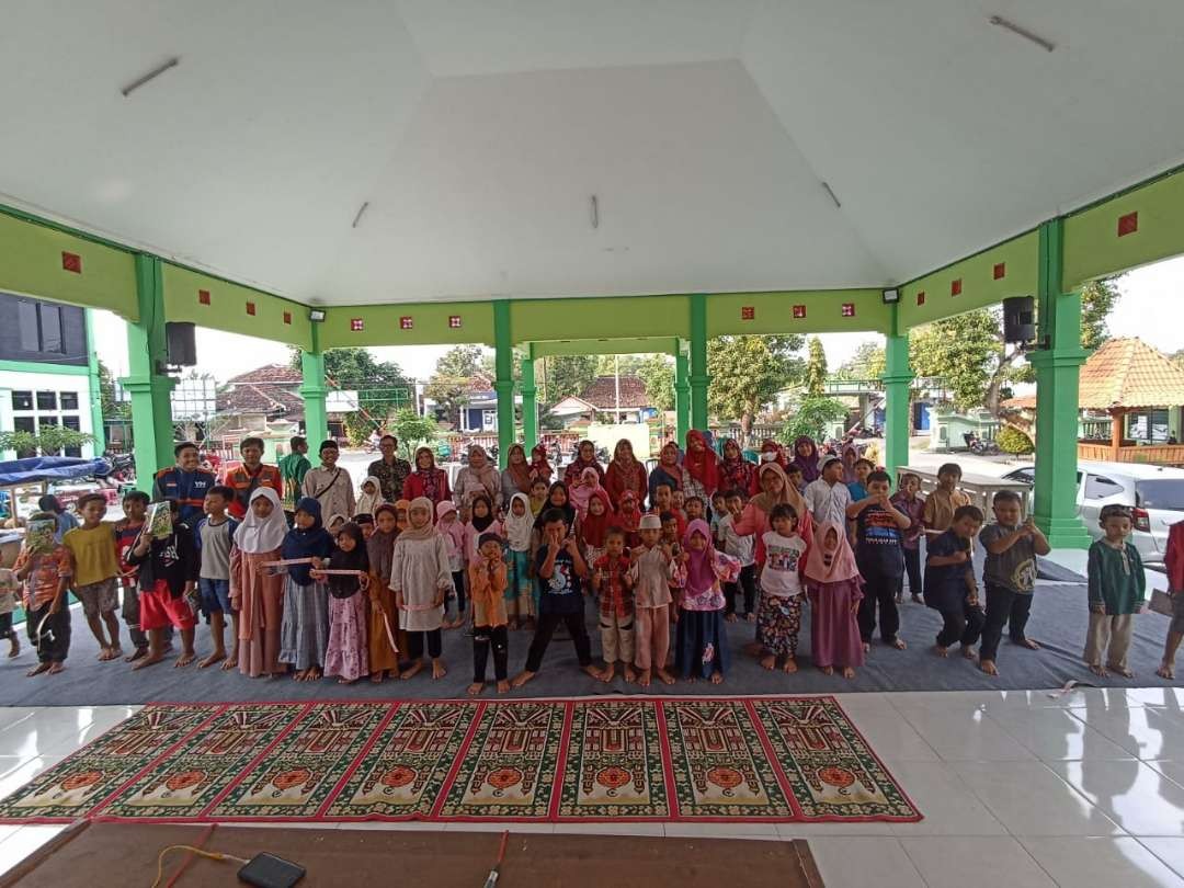Mendengarkan dongeng, cara anak-anak di Kecamatan Kasiman Bojonegoro mengisi waktu ngabuburit. (Foto: Istimewa)