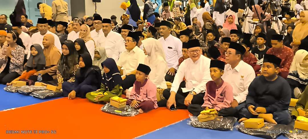 Safari Ramadan di Kabupaten Kediri, Pj. Gubernur Adhy Karyono serahkan santunan kepada 1.000 anak yatim. (Foto: Fendhy Lesmana/Ngopibareng.id)