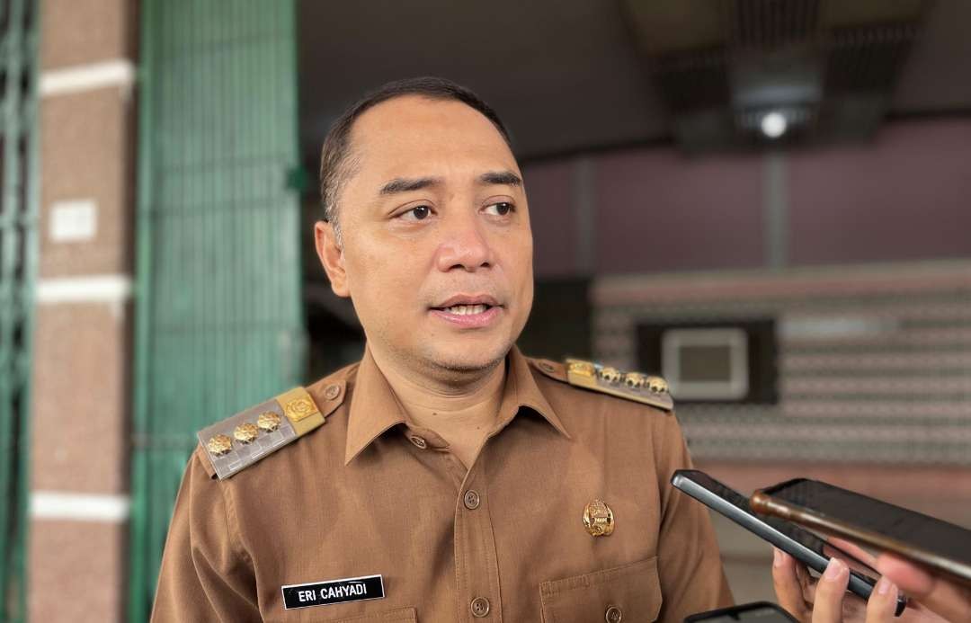 Walikota Surabaya, Eri Cahyadi usai menyerahkan SK kepada PPPK yang diangkat di tahun 2023. (Foto: Pita Sari/Ngopibareng.id)