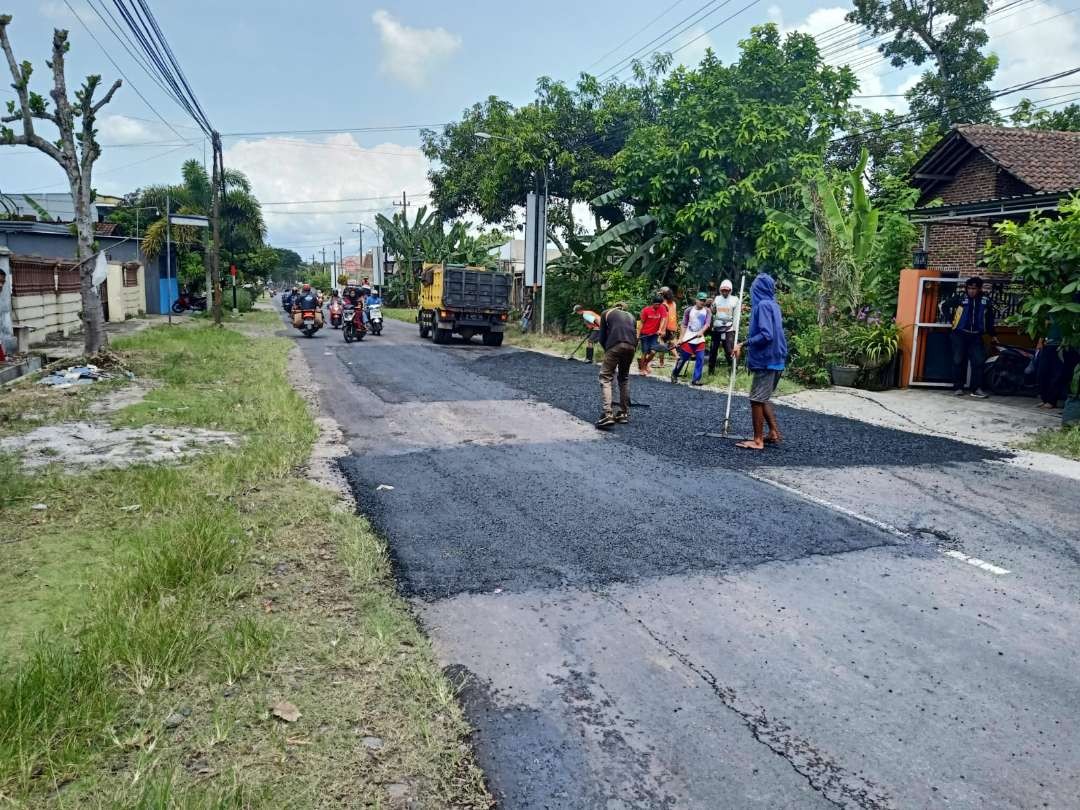 Perbaikan jalan terus dikebut untuk memberikan kenyamanan pemudik. (Foto: Humas Pemkab Banyuwangi)